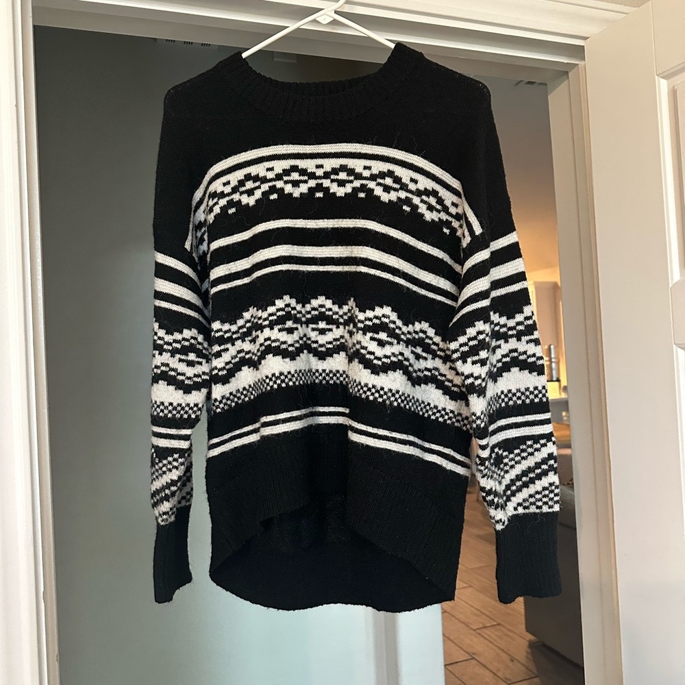 Old Navy Black and White Knit Sweater